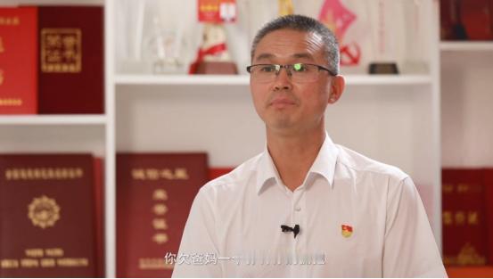 1997年，19岁的刘继强为救落水的群众，英勇牺牲。二十年后，刘继强的母亲去世，
