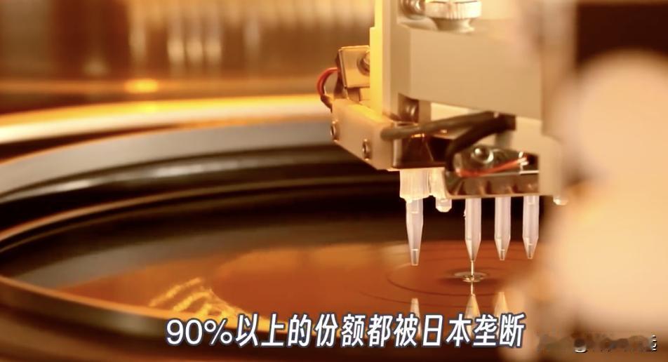 光刻机要突破了，又有人说光刻胶！刚刷到国产光刻机有进展的消息，评论区立马有人补