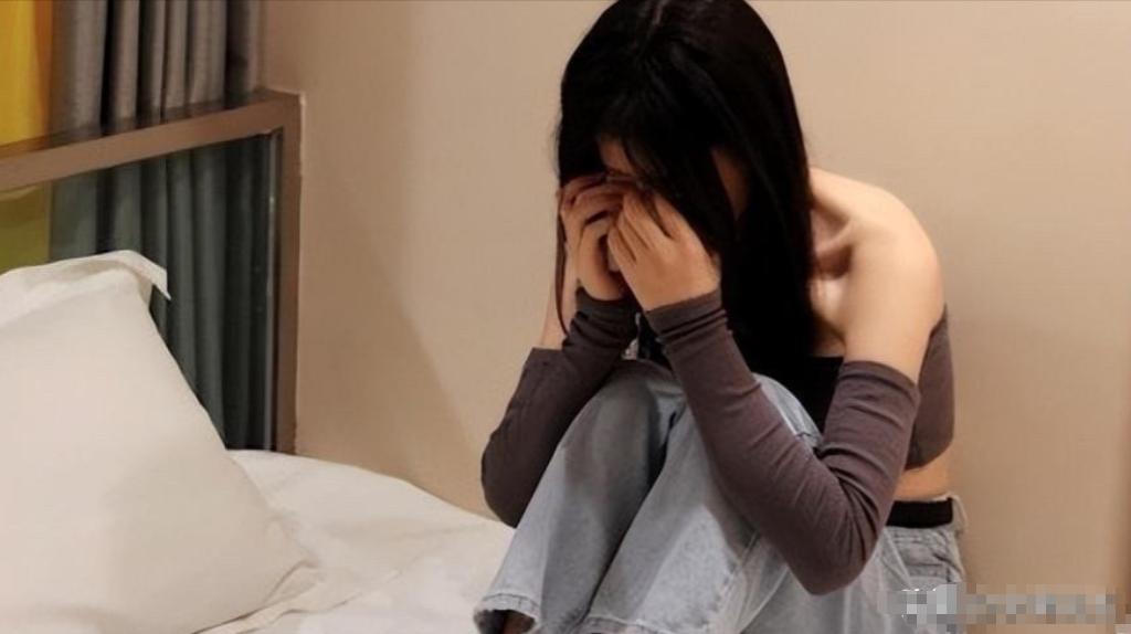 “防不胜防！”广东，25岁男子邀请14岁女孩来自己家中吸“上头烟”，趁对方吸了“