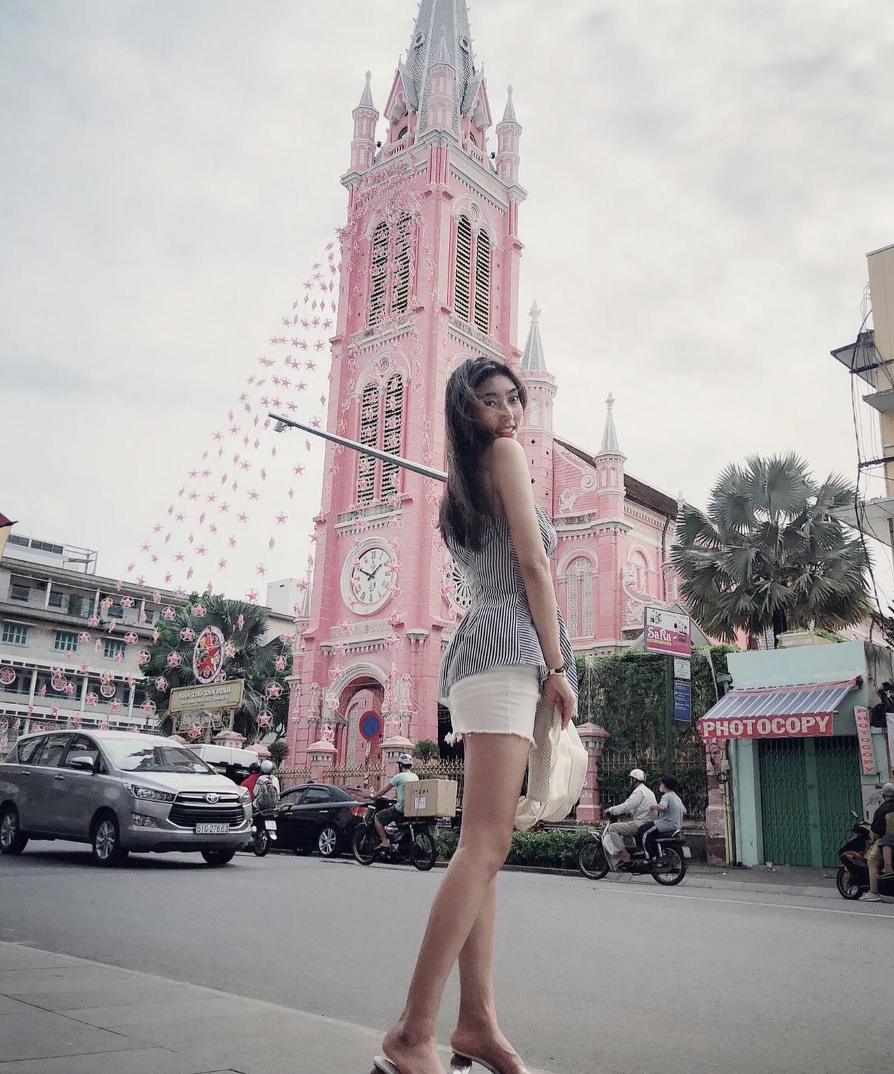 上热门御姐美女跟我打卡最红地标穿搭