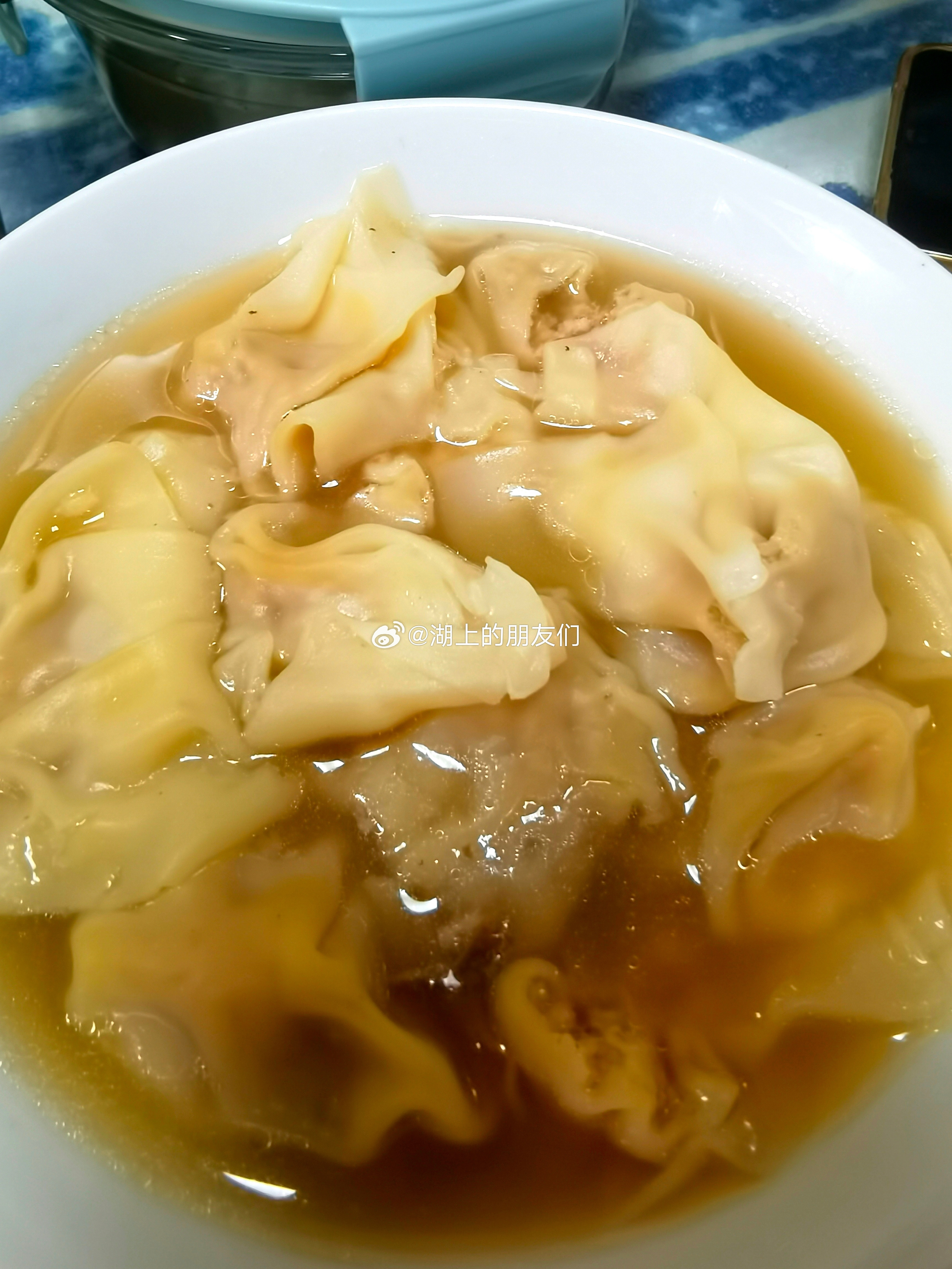 早餐：鸡汤馄饨。这个馄饨，是我们自己包的。虽然没有买的现成的云吞好看，但肉馅货真