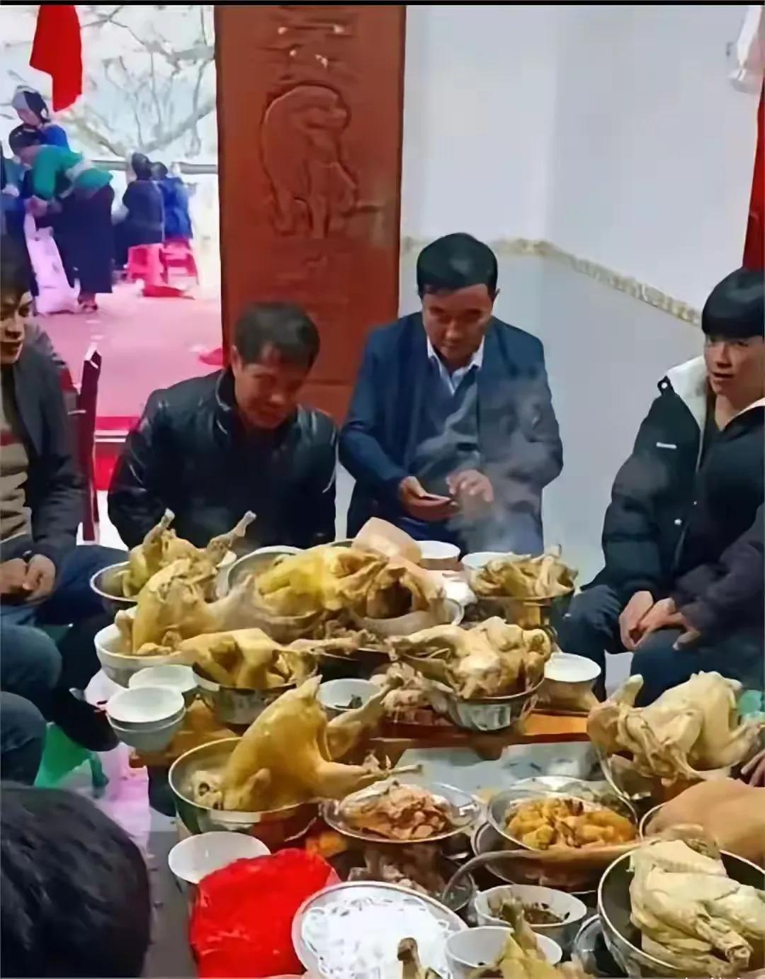 但凡多上几个菜，大家也不用这样坐着吧…