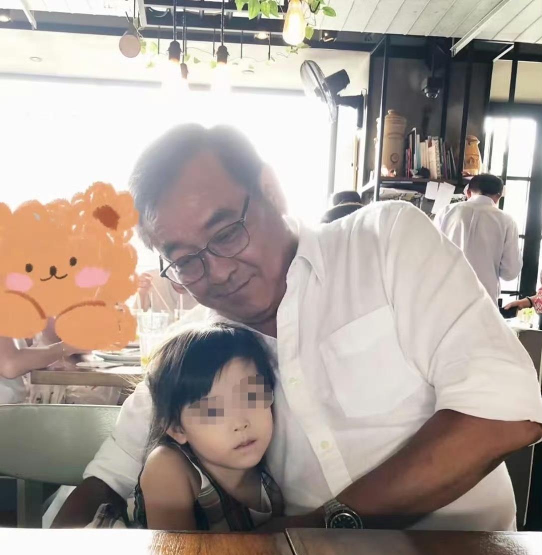 万万没想到，尔冬升大导演居然有个9岁的女儿，他不是丁克人士吗？之前一直说不想