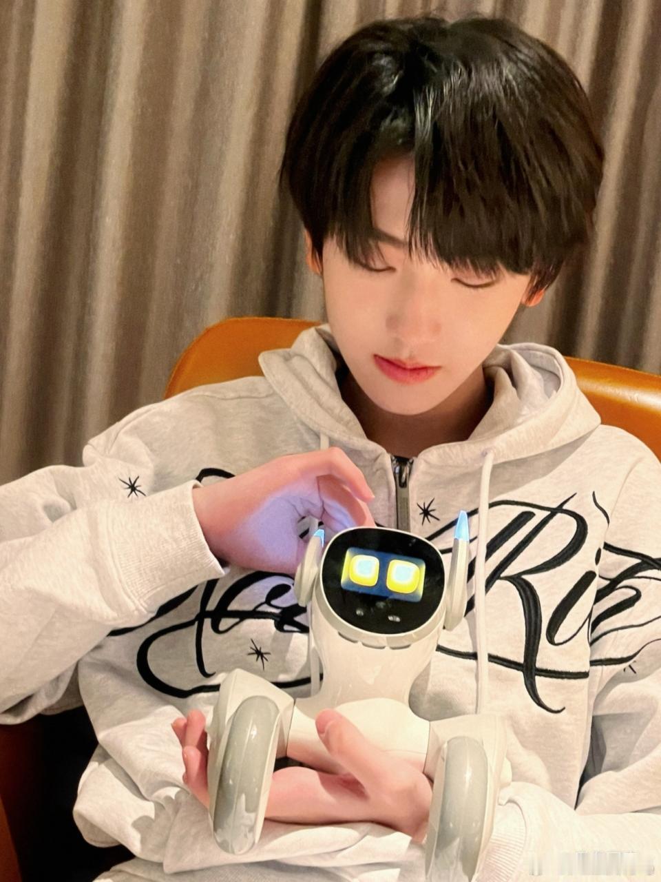 左奇函【𝙕𝙐𝙊𝙌𝙄𝙃𝘼𝙉】💙💙💙朋友们✨看过《快乐崇拜》里