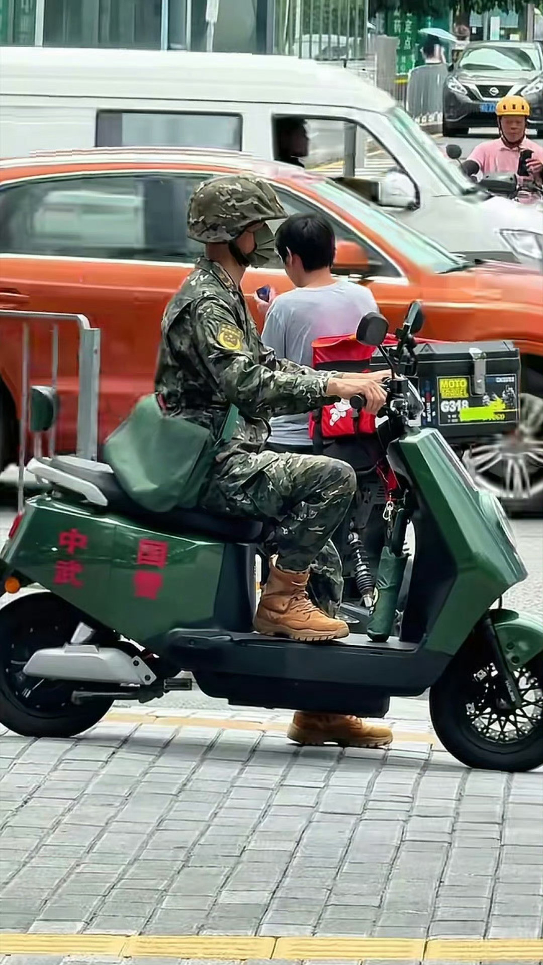 这是摩托化机动武警嘛！