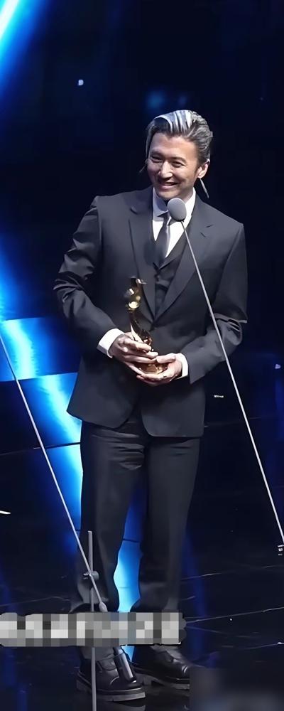 同是46岁，谢霆锋练成了“体能怪兽”，陈冠希却熬成了满脸褶子的小老头。18