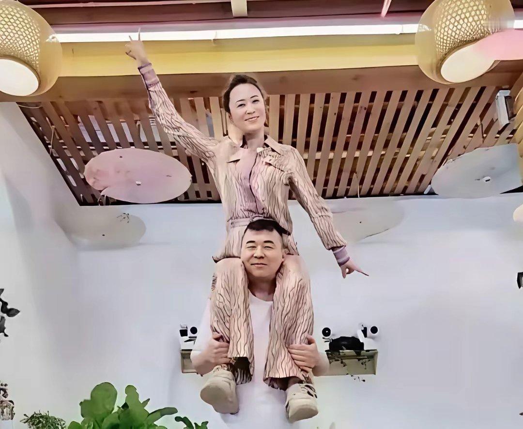 图二的确是蒋勤勤本人但看了图一我吓了一跳，以为是马丽