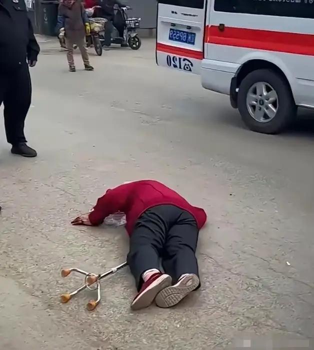 杭州62岁阿姨摔倒躺在路边25分钟，路人不敢上前搀扶，救护车接进急诊，她一口咬定