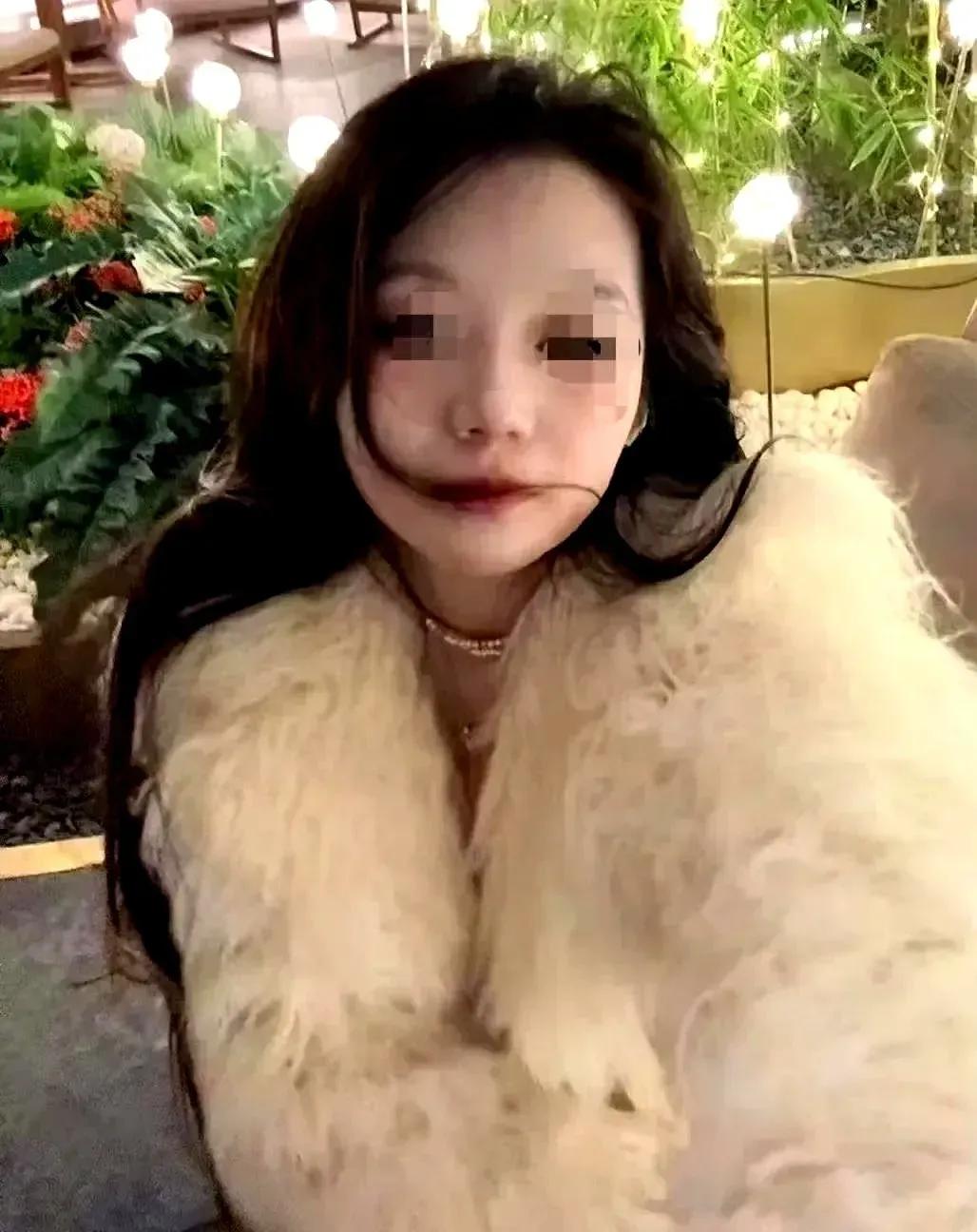 肖飞对董小姐真的是动了情，动了心，她们俩真的是“真感情”。现在，肖飞已经被医院开