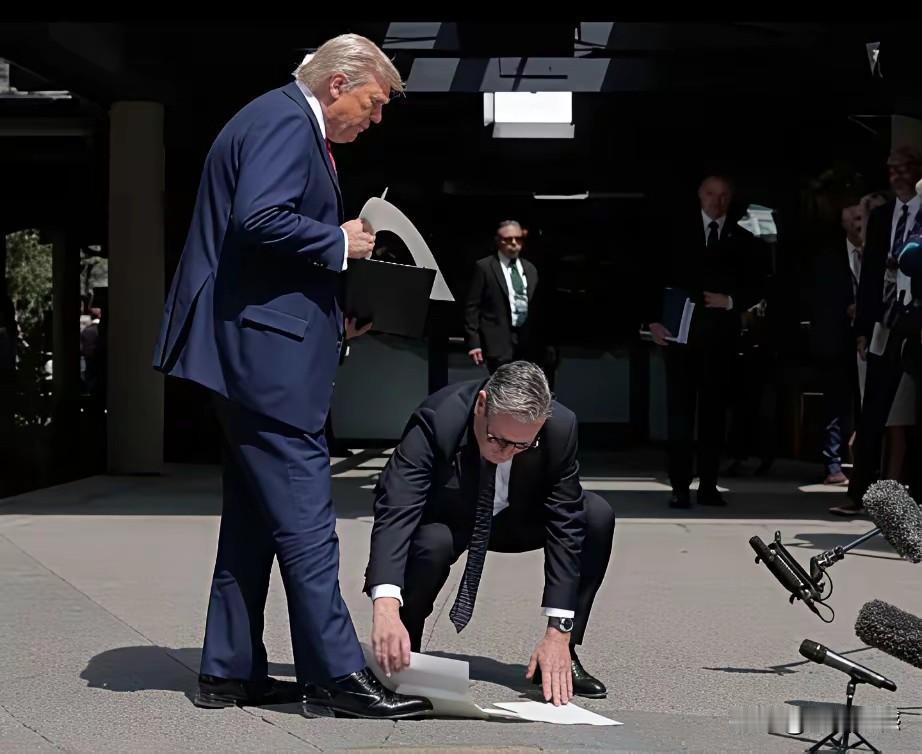 这张照片有意思，非常吸引人的眼球，照片中的这两个人，一个站着，一个蹲着，一个是美