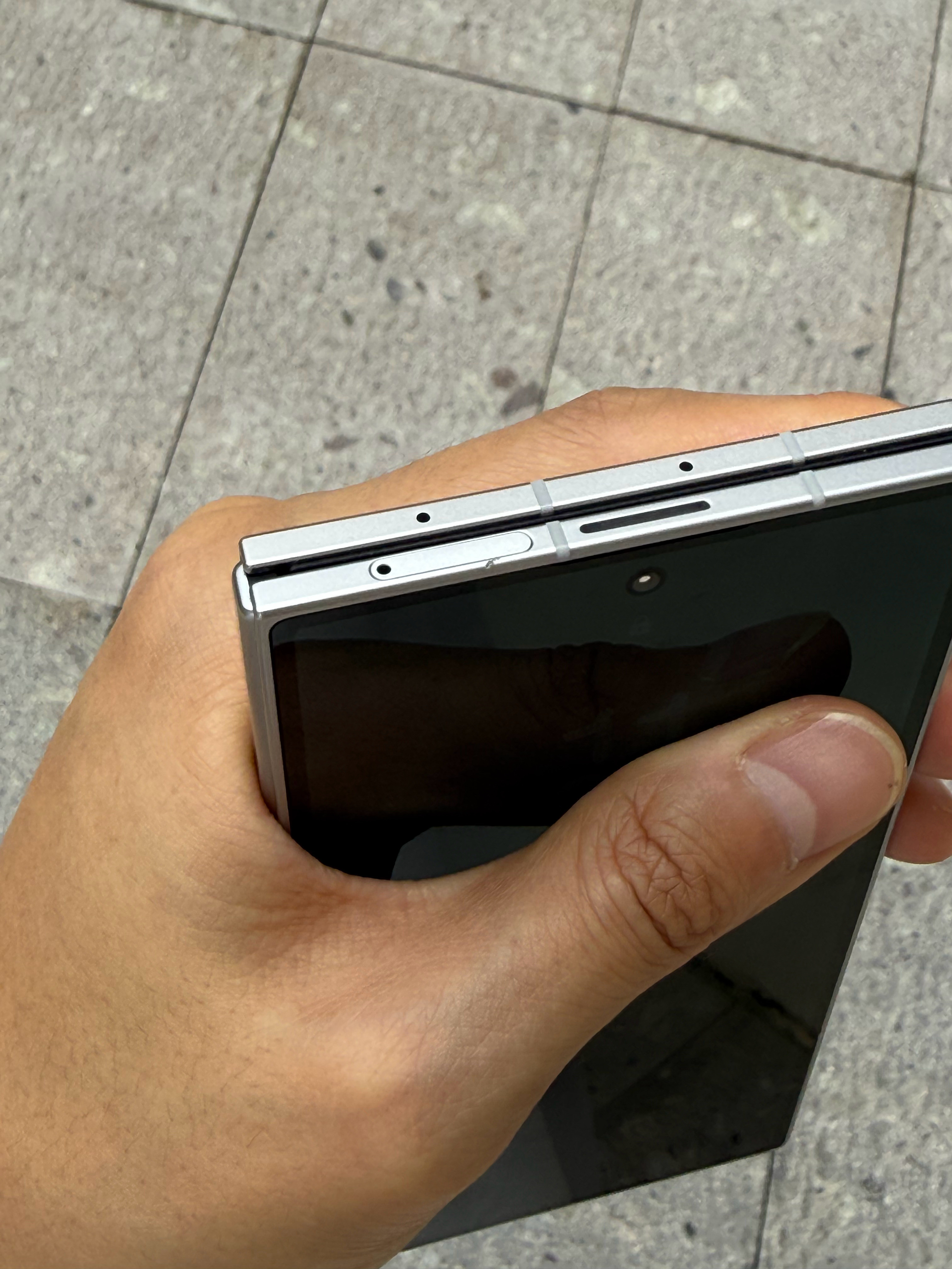 今天最难过的事[哭哭]三星GalaxyZFold7摔了[哭哭][哭哭][哭哭]摔