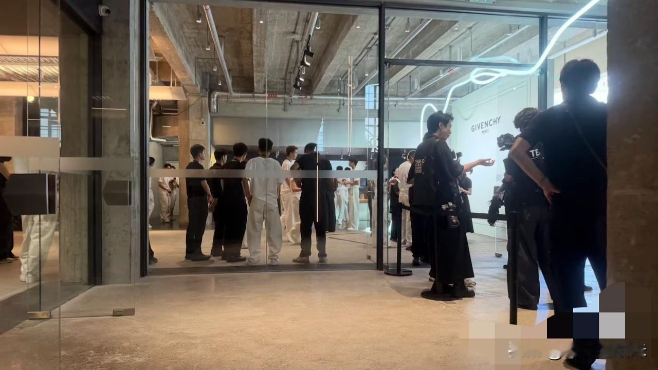 丽颖马上就要到了！纪梵希的领导来了不少，沈阳的经理都来了就是这家店了，保密工