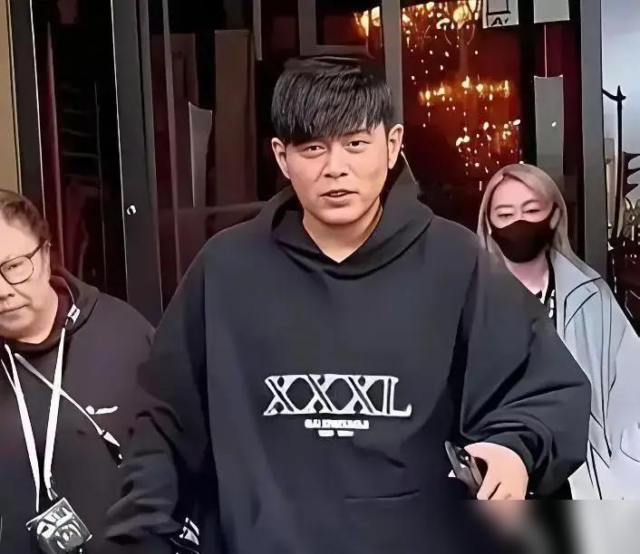 周杰伦做了件让所有男明星害怕的事。海口演唱会第四场，他突然在聚光灯下掀开刘海。