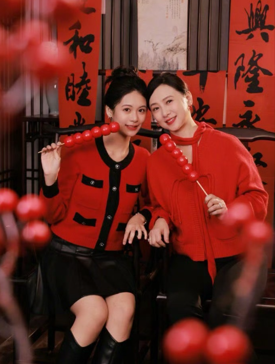 翁虹女儿好漂亮，岀道早晚的吧！和赵今麦有点像，眼睛亮晶晶水汪汪的。​​​