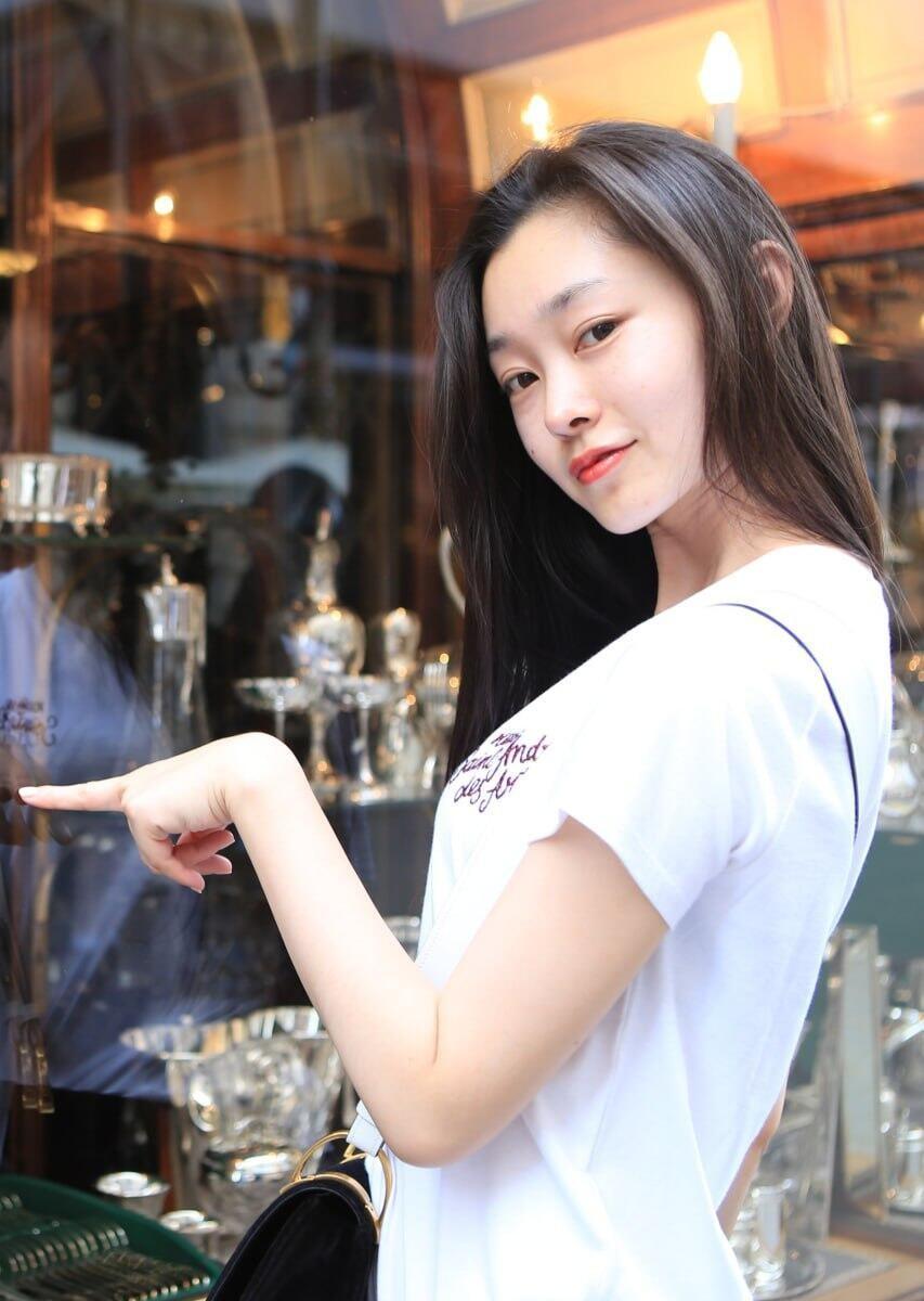 凌晨三点的片场，宋轶还在镜子前绷紧核心。她不是在走秀，只是穿着最普通的西装。