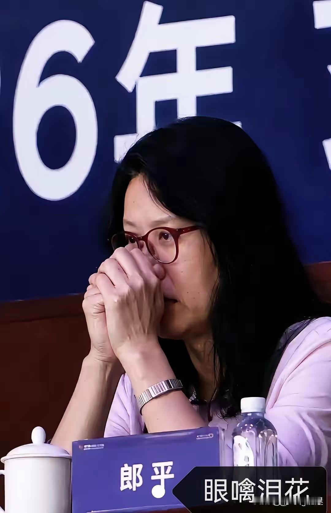 看台上眼含热泪的郎平，看着女排落败，满是无力感心疼郎导！看台上的郎导