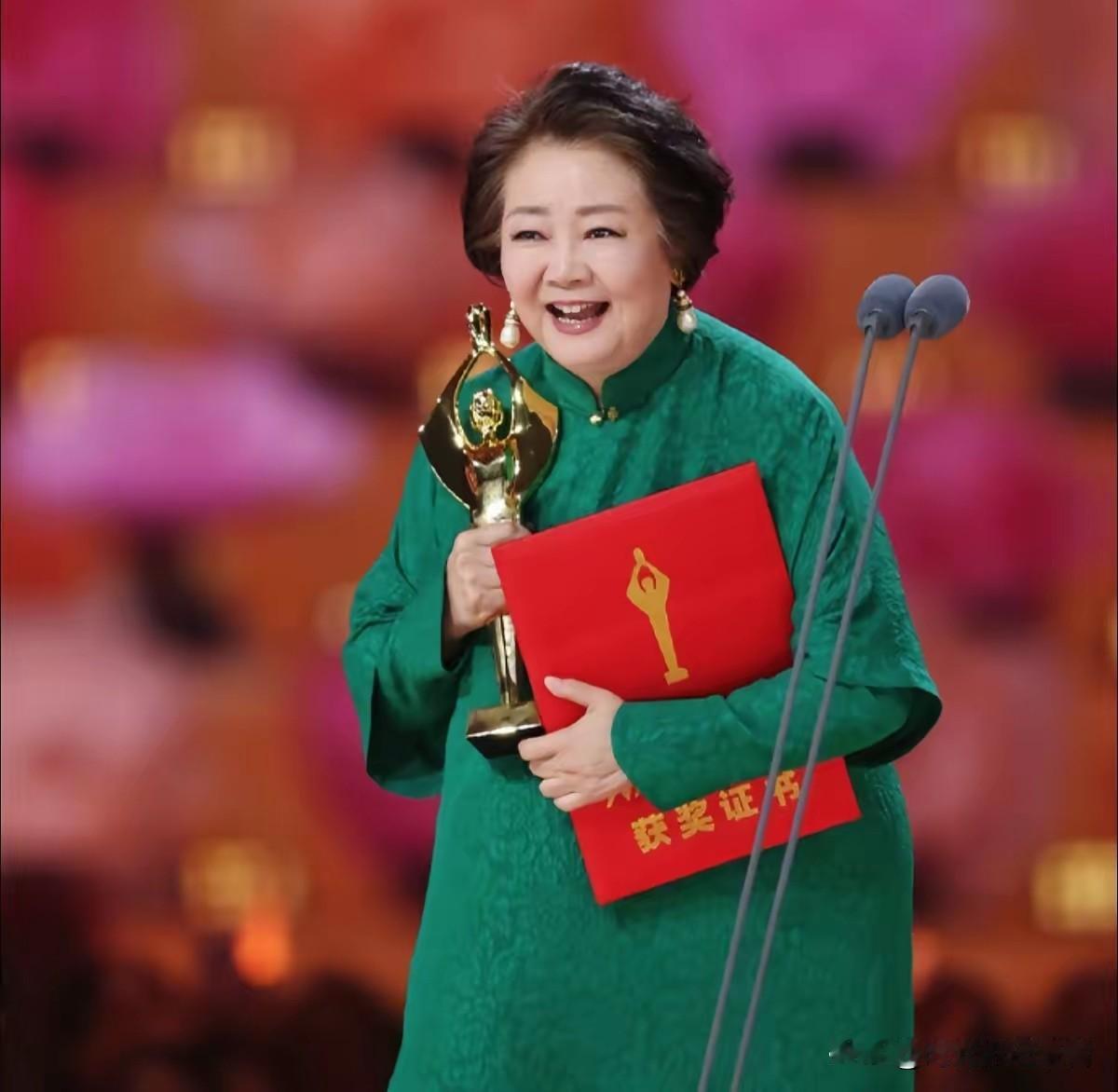 萨日娜才是真的有血有肉的女演员，不整容，不追求年轻，一直都是最真实的人！萨日娜