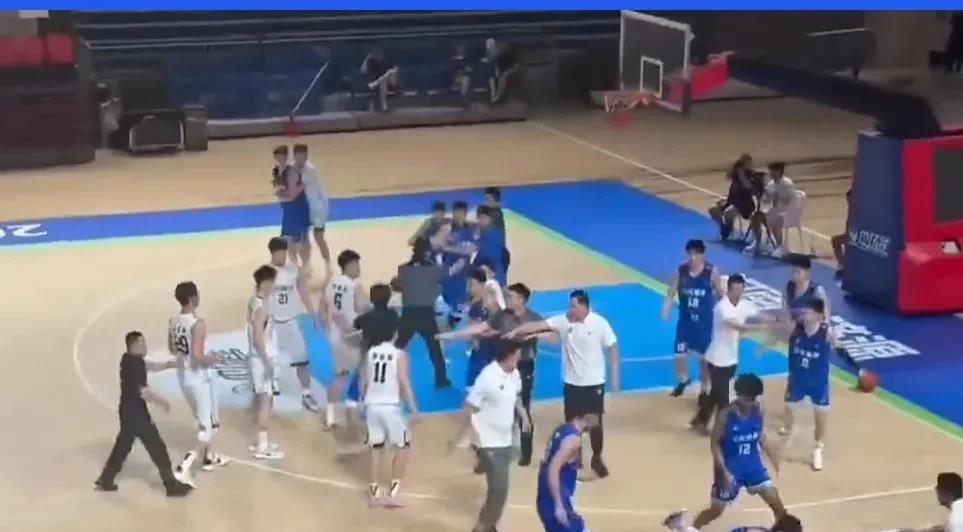 U21男篮联赛缠斗事情持续发酵，谁给了辽宁男篮这么足的底气！场上的裁判对辽宁男篮