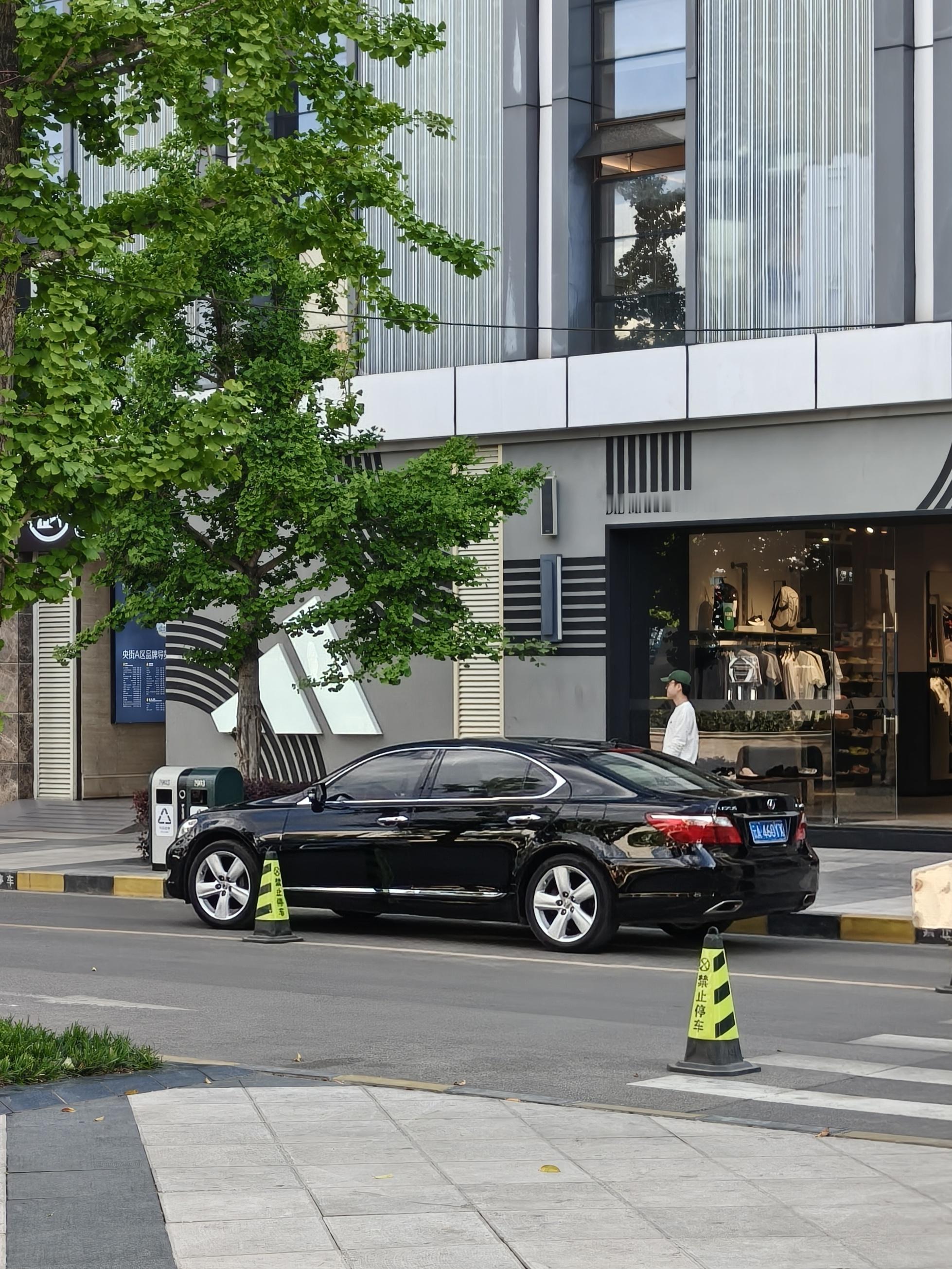 真正的雷克萨斯ES（单说外观）……L322揽胜连趴窝了都这么帅，经典设计就是经典