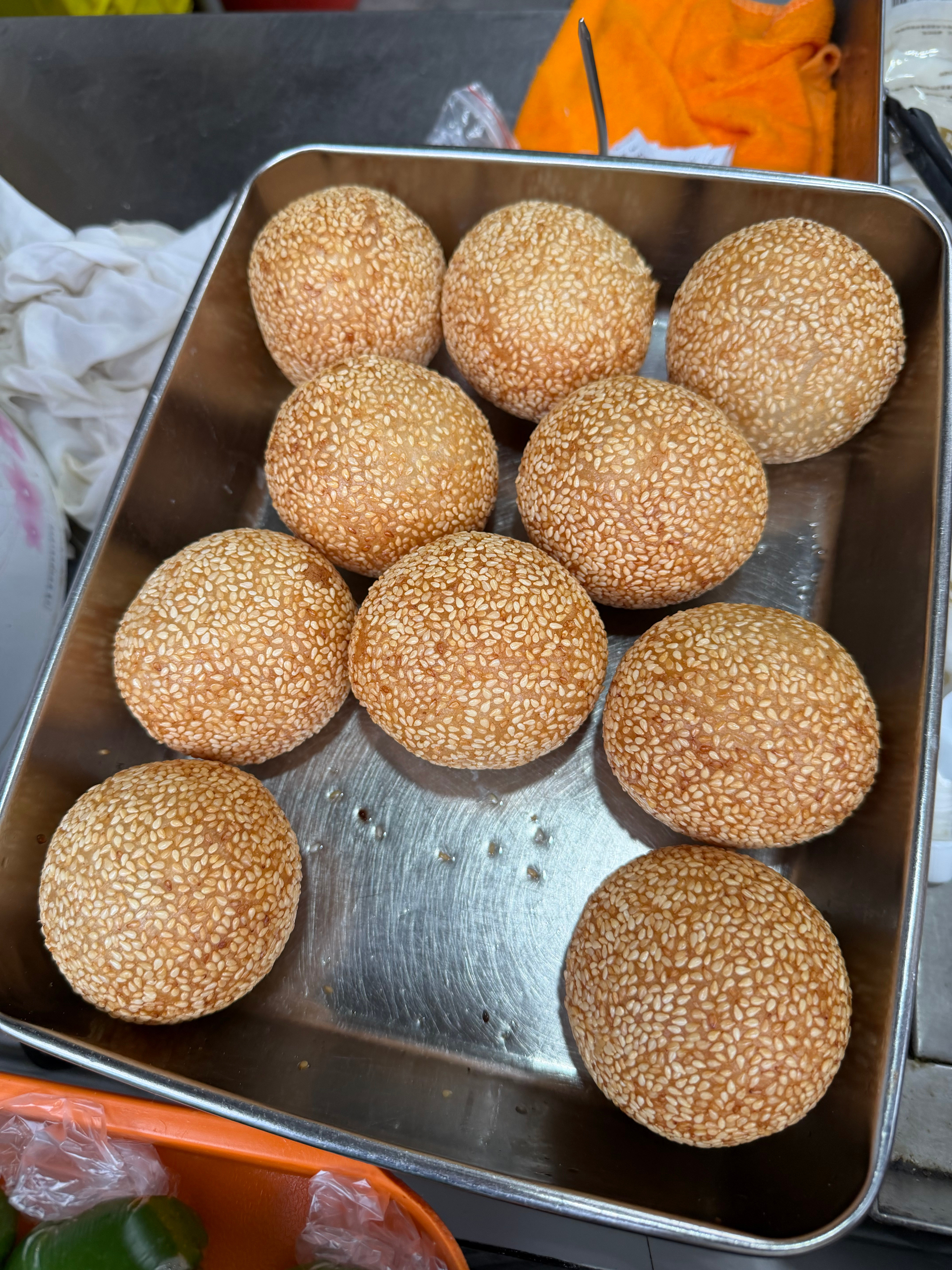 今天早上吃了一个烧麦，一个麻球，一个香菇菜包，有点爽过头了，中午喝杯咖啡缓缓