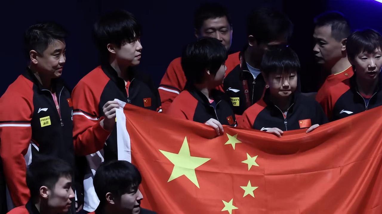 谁看到这一幕能不开心呢大合照环节大家齐声喊：孙颖莎，王楚钦楚钦低头后说了一