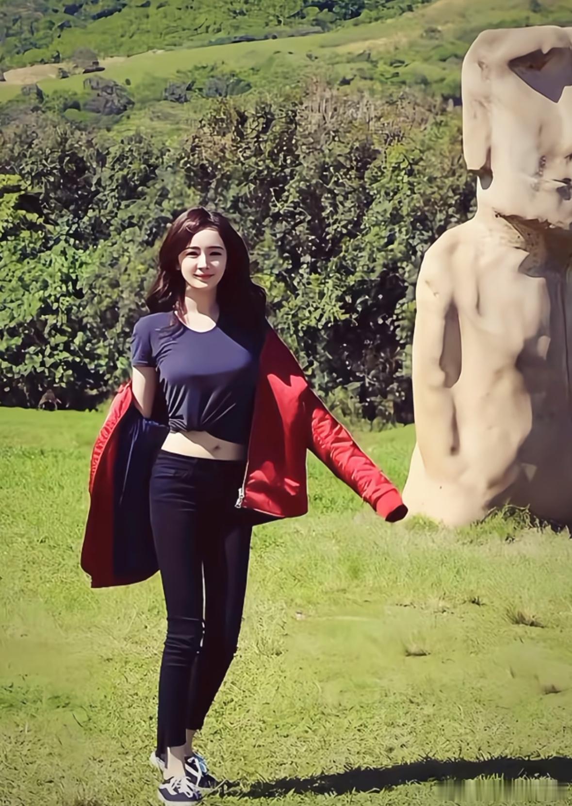 谁敢信，这竟然是杨幂最胖的时候，那个时候脸上还有点肉，好可爱呀