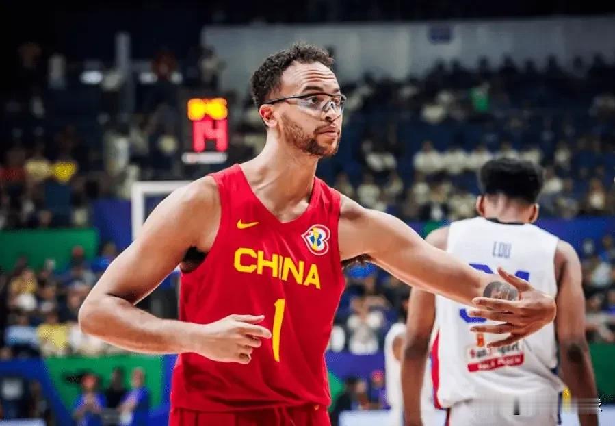 NBA官网显示，中国男篮历史首位归化球员李凯尔国籍已经变回美国，这意味着他今后将