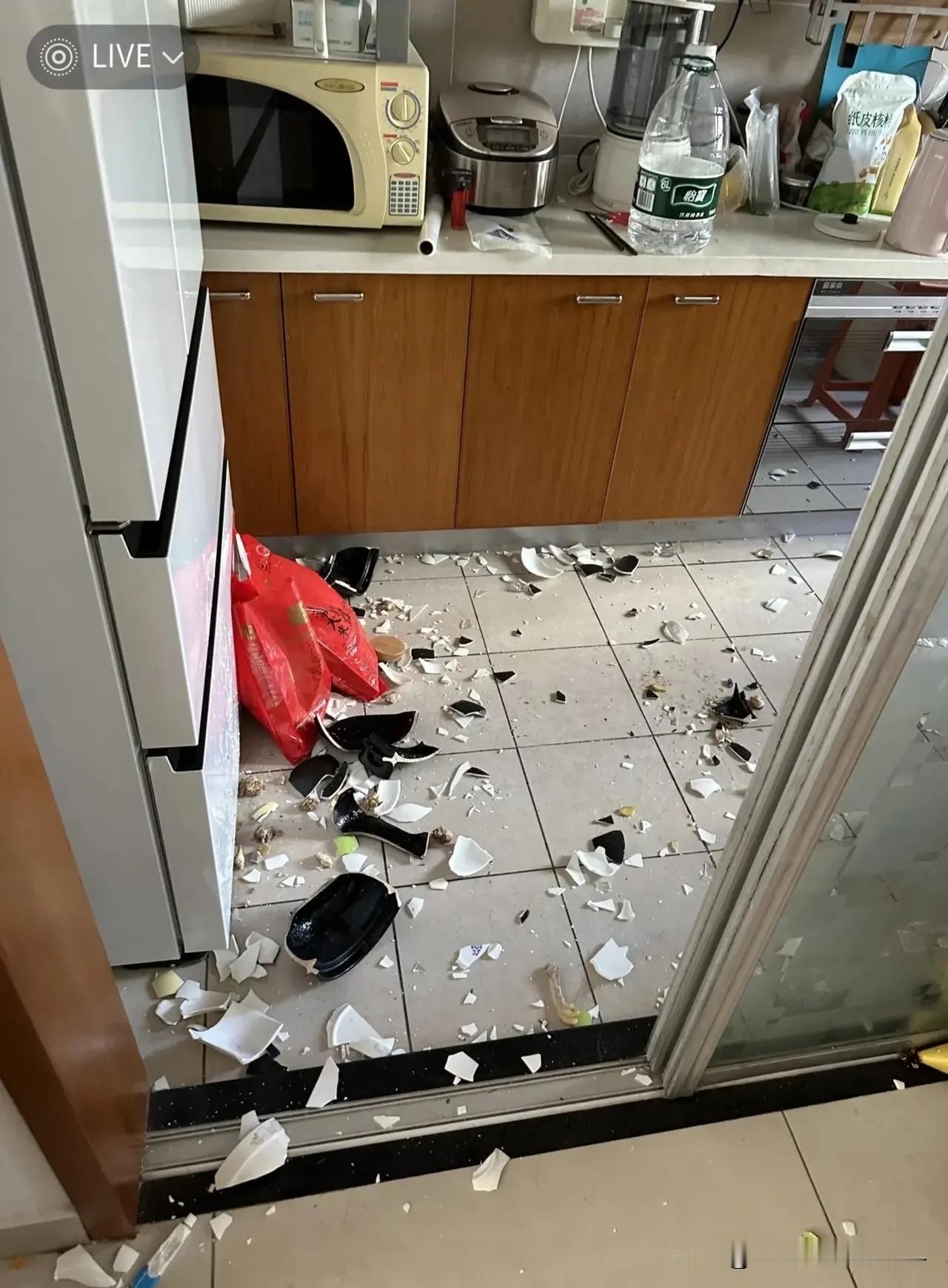 我哥的公司被人砸了，嫂子没报警，只给她在部队的弟弟打了个电话我哥陈宇半生的