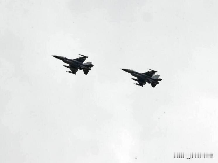 俄罗斯苏-35将乌克兰F-16拦腰炸成两半！俄网友：干得好，这太酷了！！！5