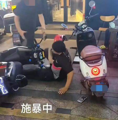 “人狂必有祸”！广西柳州一骑手在咖啡店门口等单时，有名疑似醉酒的男子上前，要求骑
