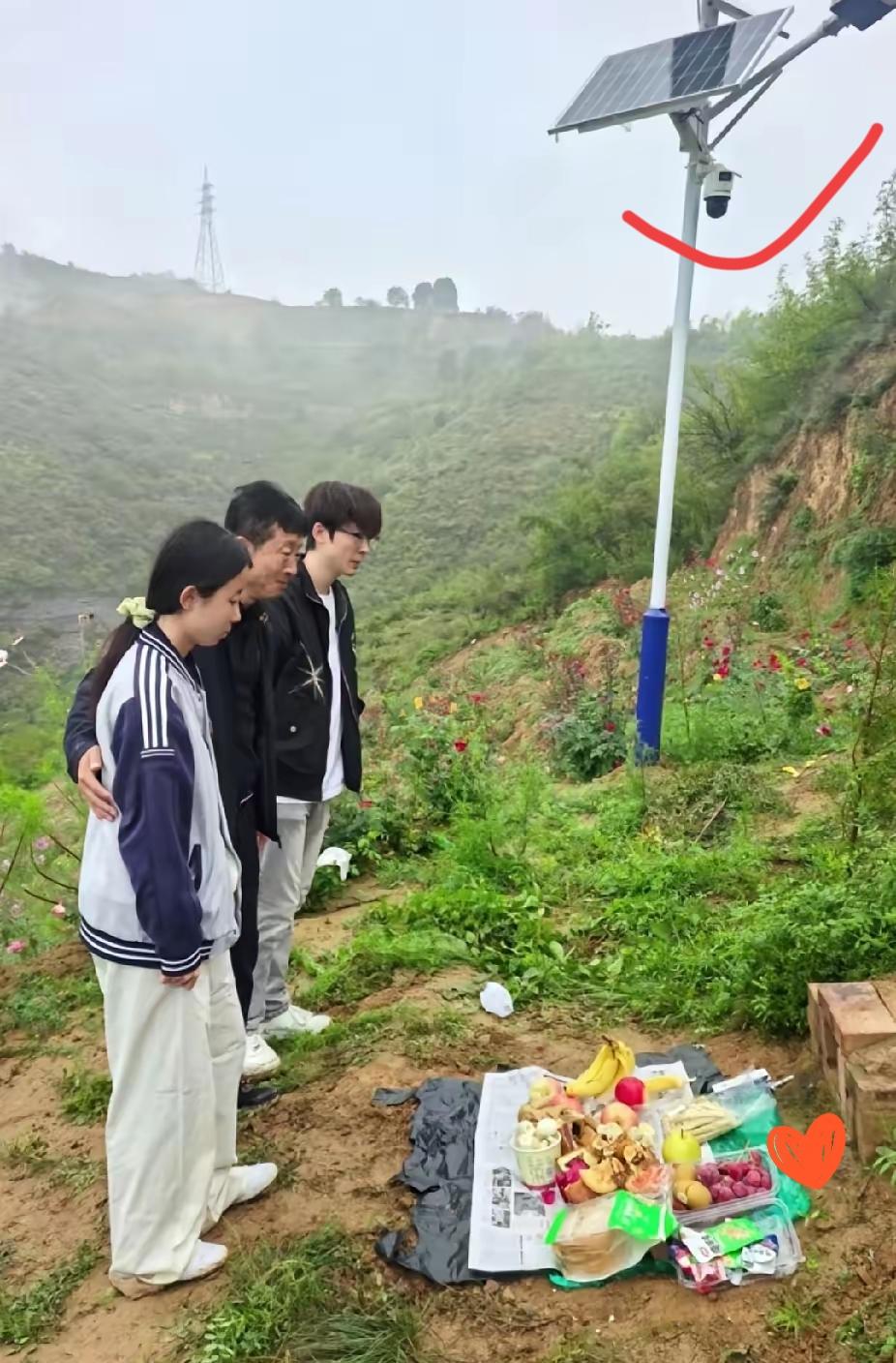 见过太多快餐式爱情,直到看见这个男人在坟前做的事真的被这个男人戳中泪点了!