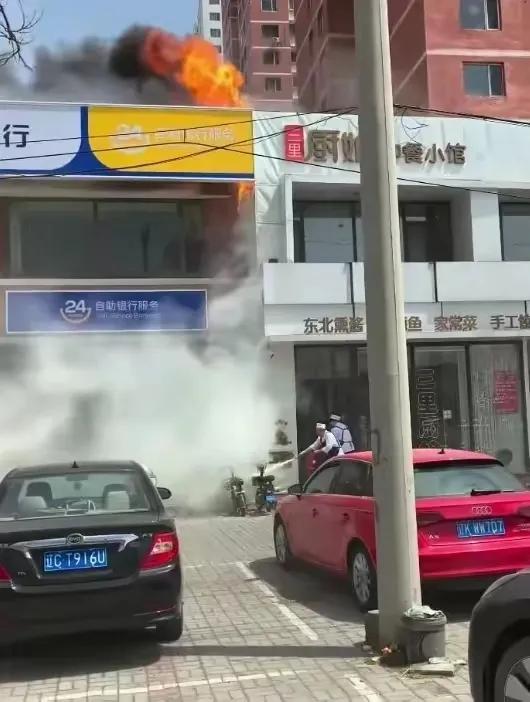 辽宁饭店的大火，想不通为什么不第一时间去通知客户，反而两个店员拿着灭火器去灭火，