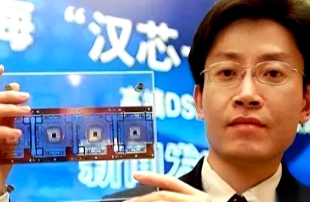 雇个农民工，拿张几毛钱的砂纸，硬生生搓出个“国际领先”。顺手卷走国家十几亿经费
