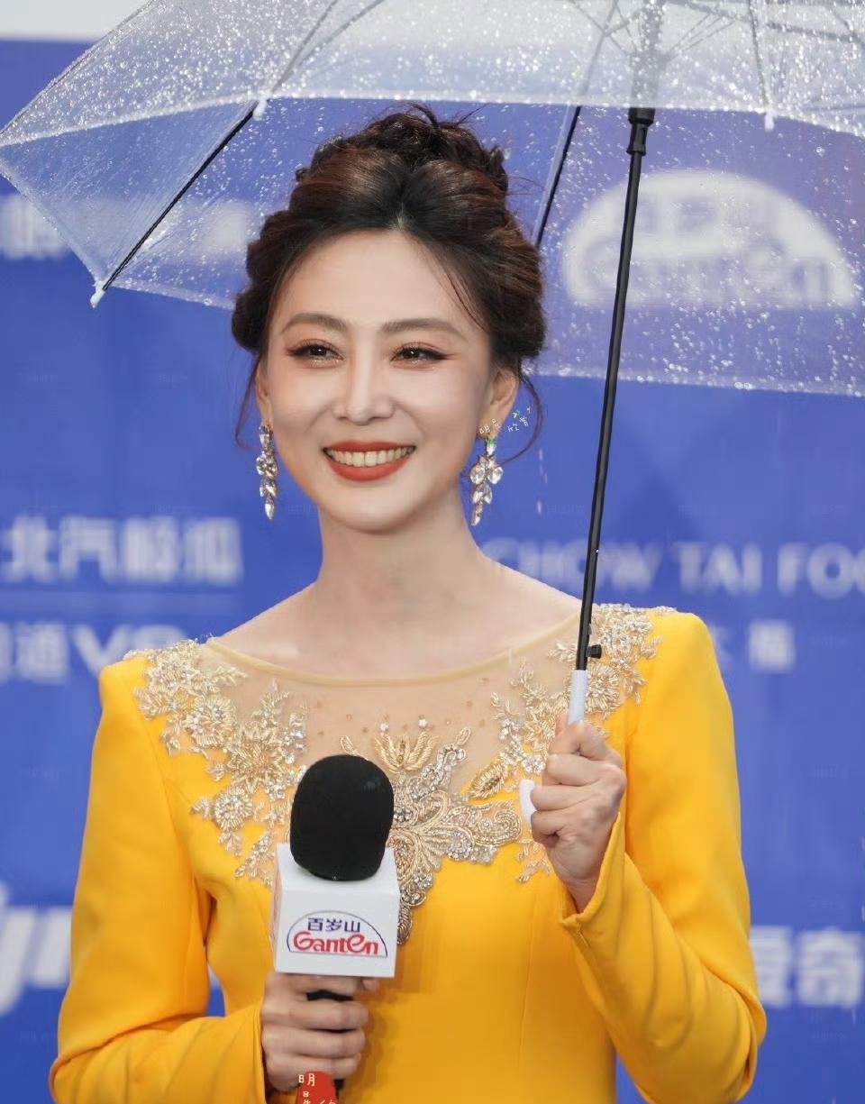 这下好了不止北京人，全国人民都知道了北影节开幕式上的这个女主持人，真的是太敬