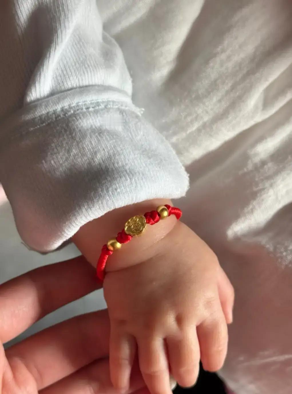 金价700那天，我差点买不起满月礼闺蜜当年塞给我30克实心镯，金价300。