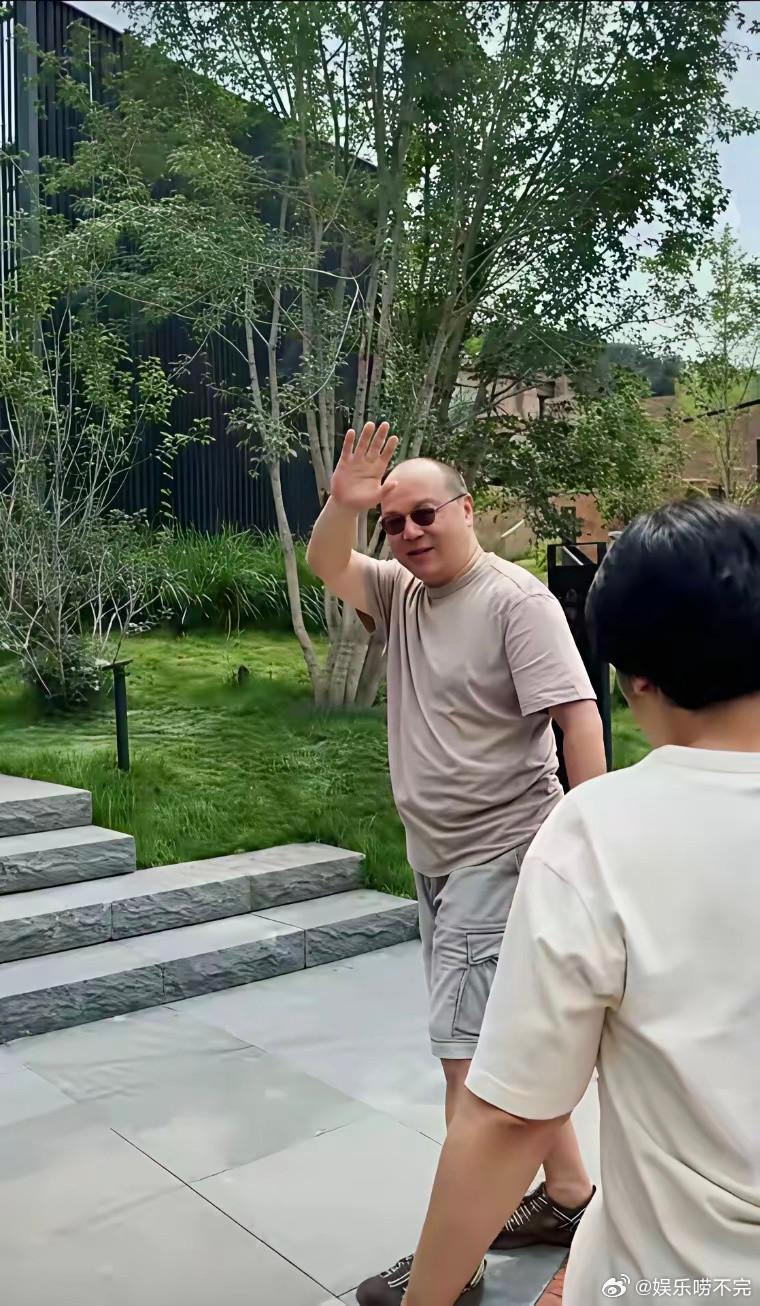 窦唯的胖，是沧桑还是因为爱情？在北京胡同，窦唯半裸去倒一晚的存货，是天后王菲和自