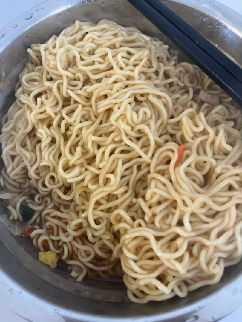 我买了三箱泡面，慢慢吃