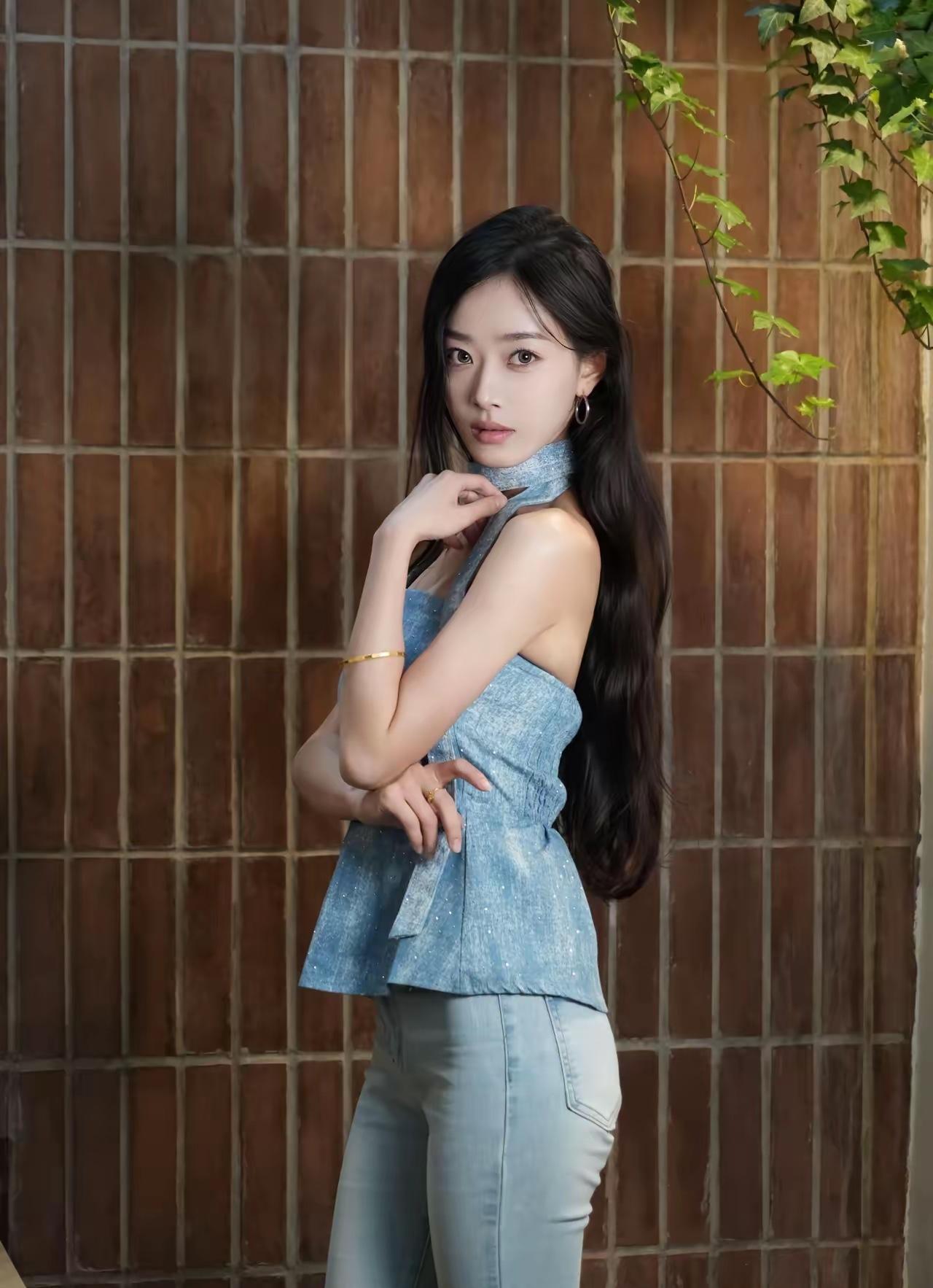 复古砖墙前，优雅蓝裙少女，静谧时光。