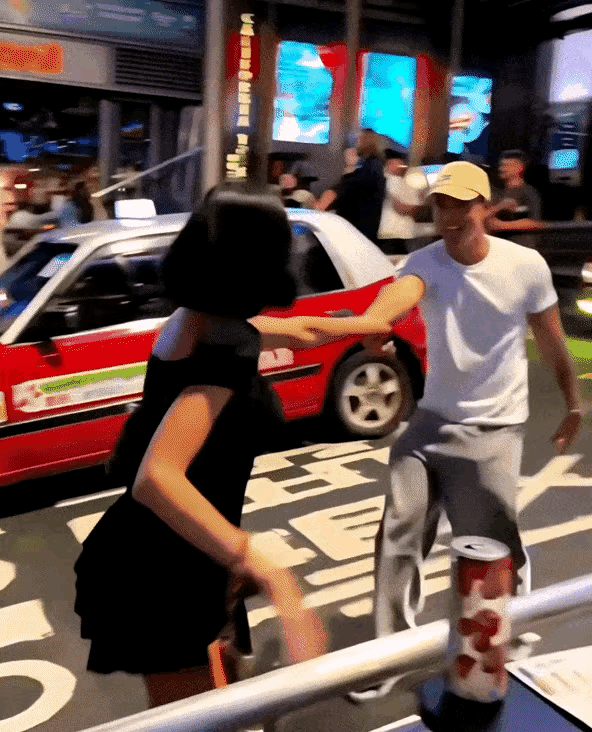 几个外国人疑似在香港街头跳舞，出租车司机安静等待，路人热情围观。​​​