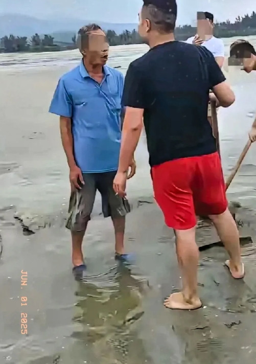 阳江发生一起关于“赶海”的争执，一位大爷说他承包了那片海域，不允