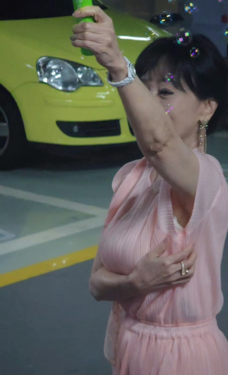 此女知道自己大故意遮擋更美味了