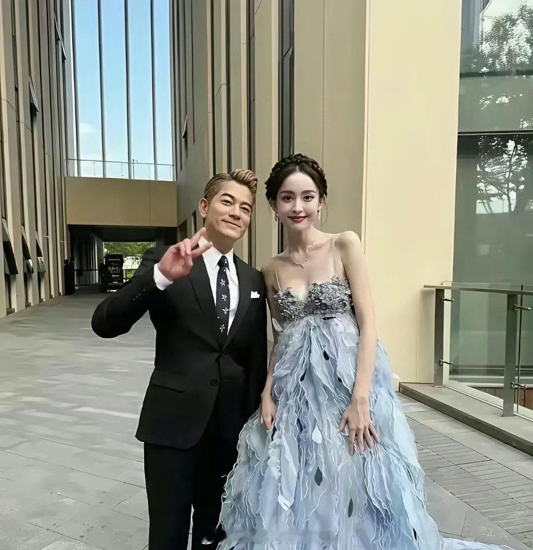 不怪郭富城忍不住跟她合照。作为一个女人，我都心动不已