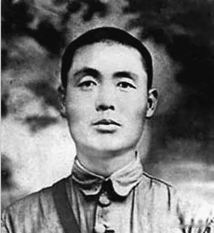 命硬如钢！两次亲历全军覆没、从尸山血海逃生，这位警卫员终成军分区司令他是董