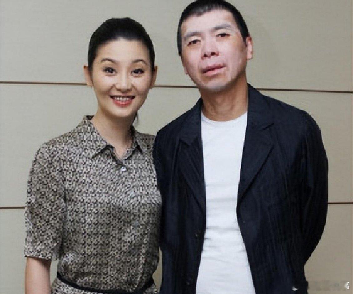 当年，冯小刚爱上了漂亮的徐帆，回家向妻子张娣提出离婚：“我爱上了别人，我们离婚吧