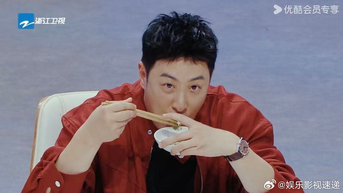 潘玮柏吃到被导演紧急叫停原来食堂餐变自助餐这么简单，只要有个敢开口加餐的潘玮柏