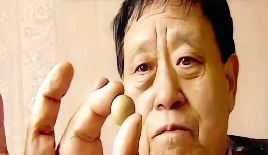 1971年，王占奎下班回家的路上，救了一位冻僵的喇嘛，喇嘛为了感谢救命之恩，送给