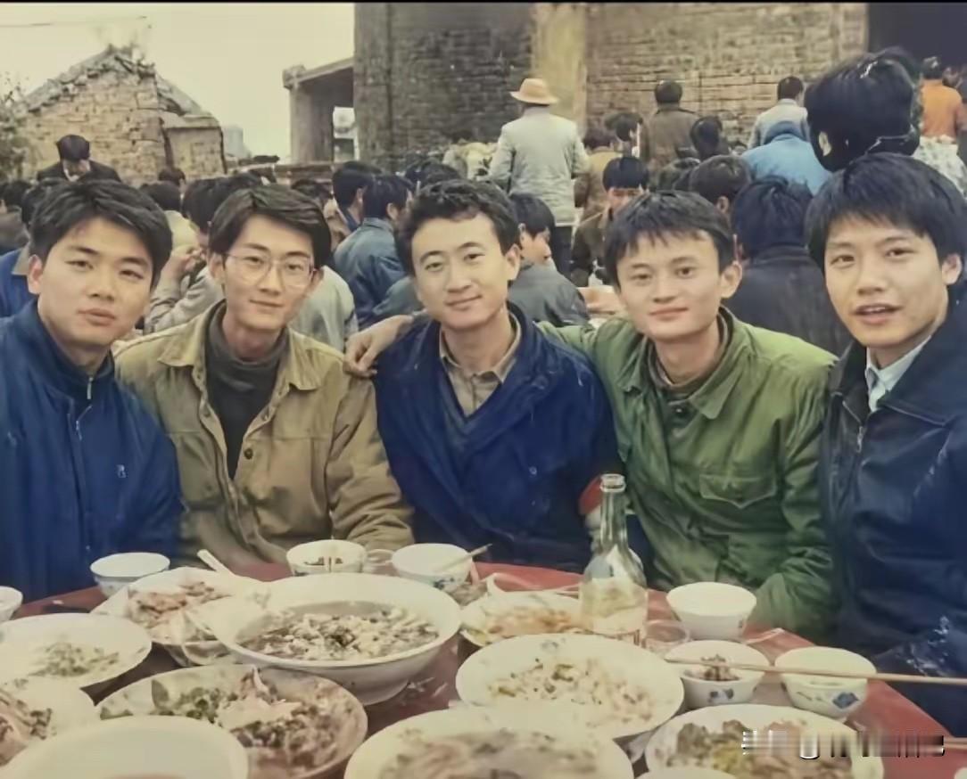 谁能想到，这桌不起眼的学生后来都成为了影响时代的人物[赞]