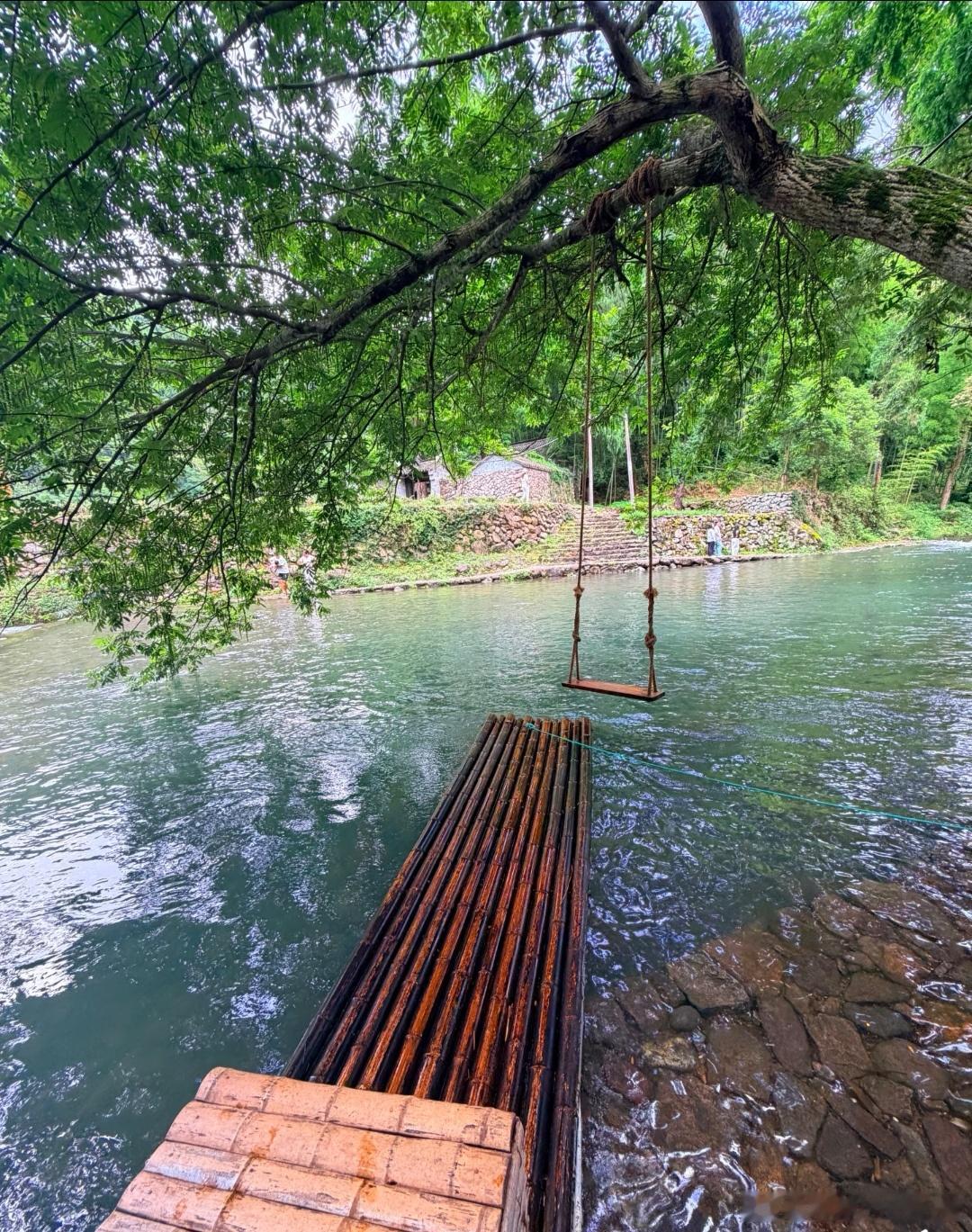 临海岙底罗的夏天，是被绿意和溪水包裹的温柔。踩着凉凉的溪水，听着林间的风鸣，所