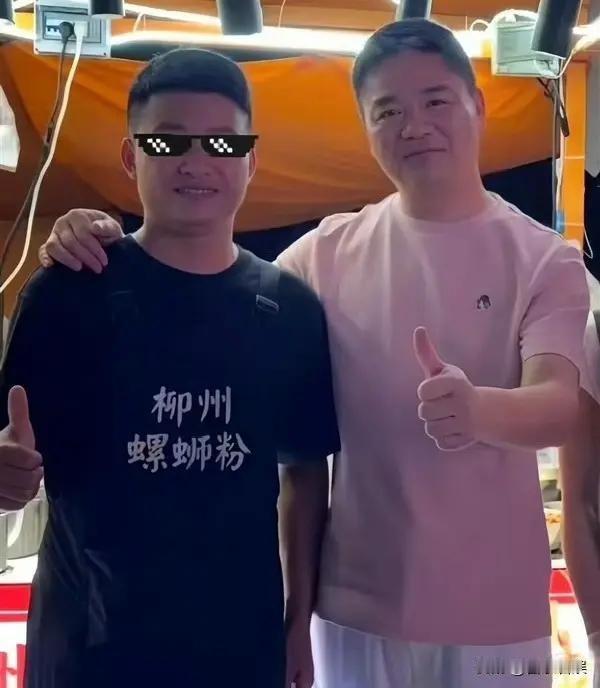 刘强东得好好保养了，两人结婚十多年了，章泽天是一点都没变老，还是一如既往的清纯好