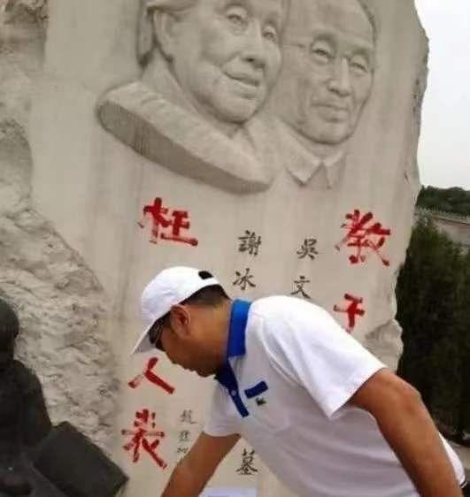 1997年，冰心长子趁妻子出国，将比自己小40岁的情人带回家过夜。后来他为了分割